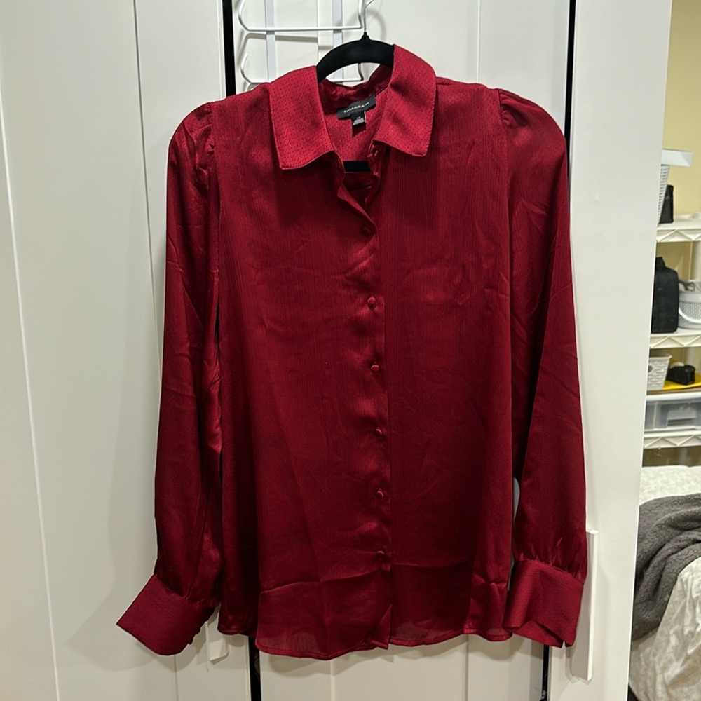 Blouse avec boutons au manches.